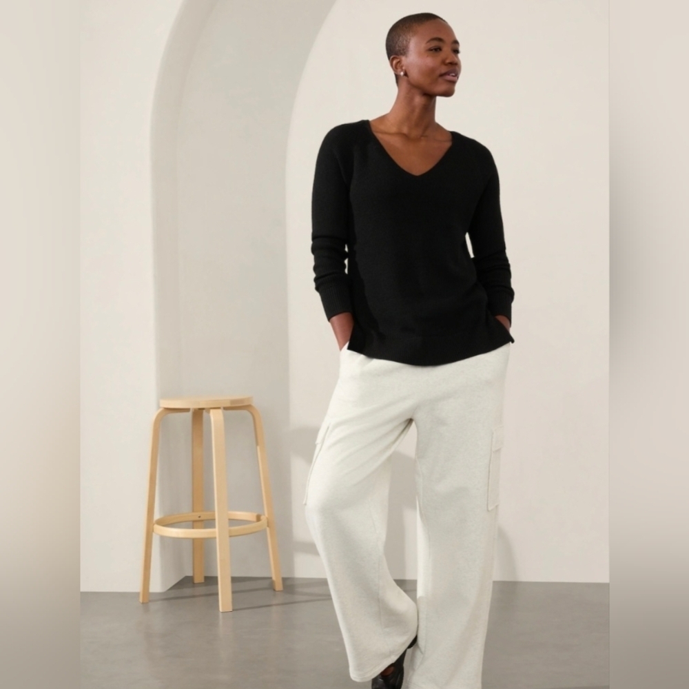 Athleta Women’s Hanover Refined V-Neck black knit sweater size small